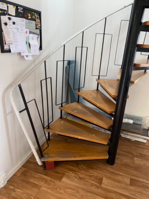 Renovering af spindeltrappe. Stål og trin af træ