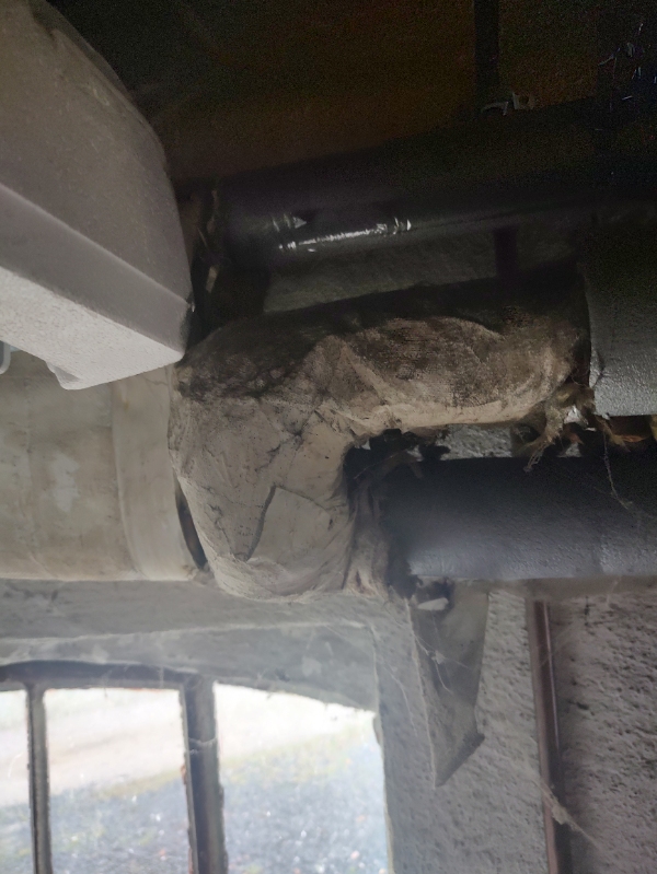 Fjernelse af rørisolering på varmerør, som kan indeholde asbest