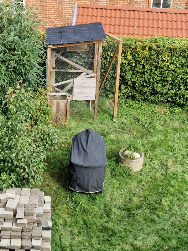 Fjernet en stor grill og en kattevoilier fra baghaven