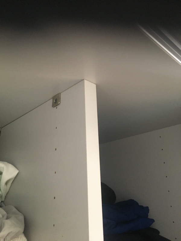 nedtagning af loftslampe, nedtagning af stort klædeskab, skoskab fra væg og nedtagning af tv fra væg