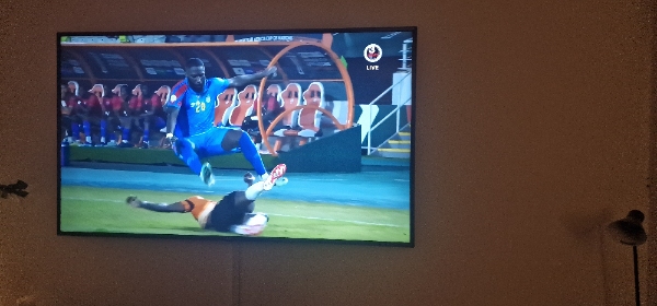 Afmontering af gammelt tv og montering af nyt tv.