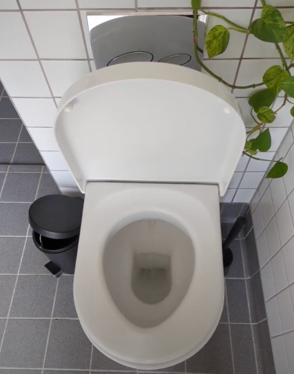 2 Geberit indbygget toiletter der løber