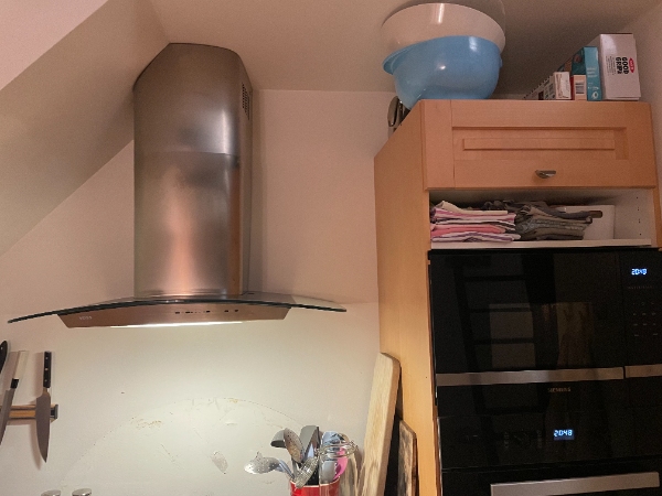 Emhætte og overskabe 