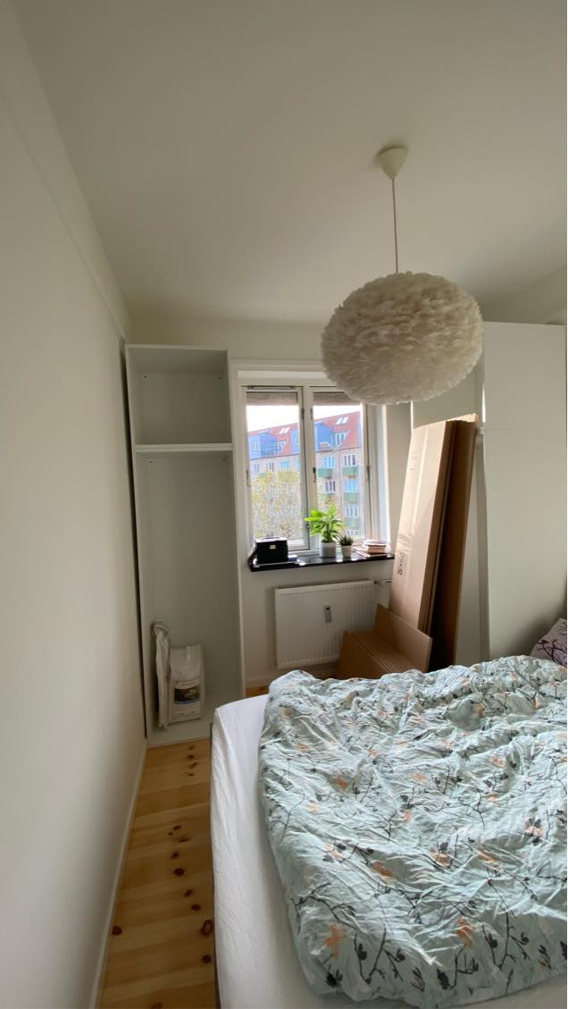 Montering af skabslåger, greb og overskabe på væg samt væghængt skab på badeværelse