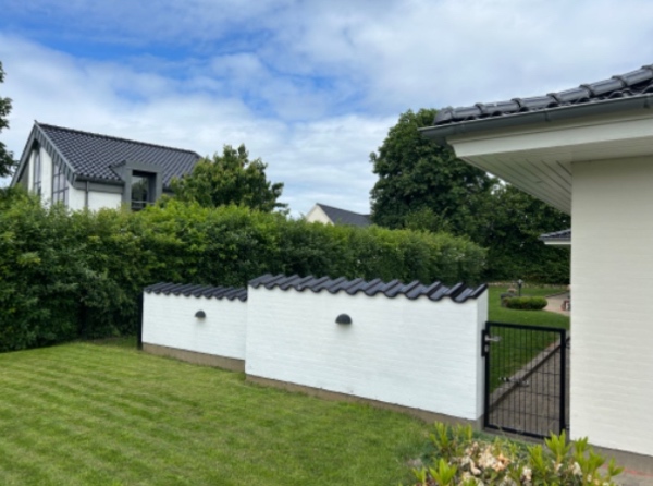 Hækklipning og lugning af bed.