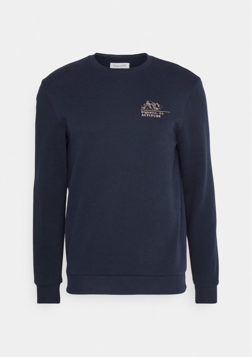 Indsygning af en håndfuld sweatshirts