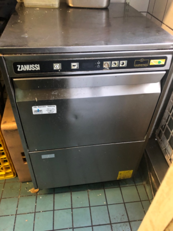 Tage varen til genbrugspladsen