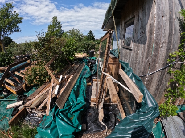 Kørt en masse materialer væk fra grund, stor del til genbrug/losseplads og resten til opmagasinering