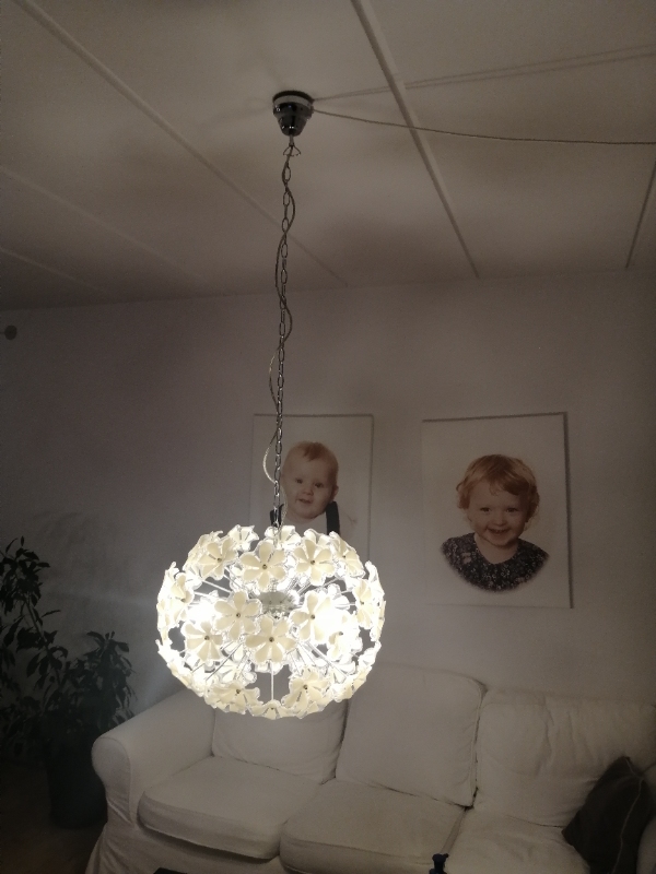 Hænge 6 lamper op, 7 mørklægningsgardiner og 2 persienner