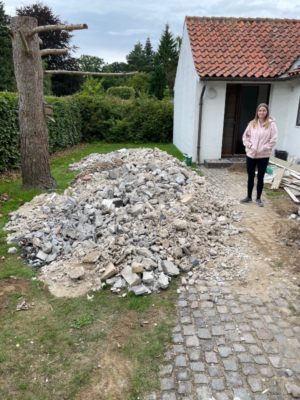 Fjernet affald fra forhaven. Primært beton og jord