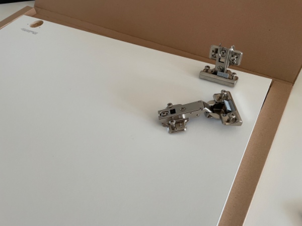 Søger hjælp til montering af låger og skuffer i Ikea Bestå skab.