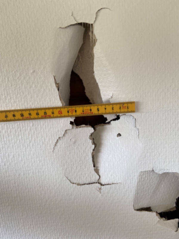 3 store huller i gipsvæg