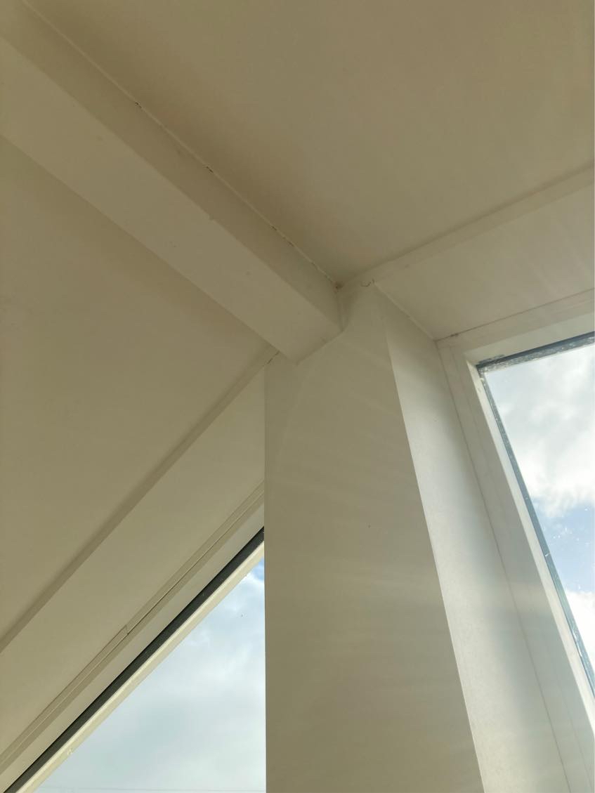 Fuge revner indendørs ved vægge/loft