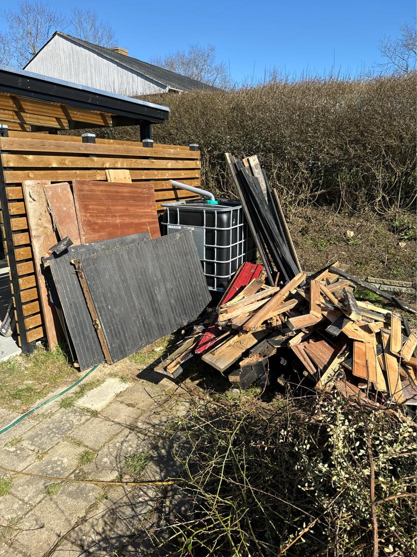 Afhentning af gammelt skur og lidt haveaffald