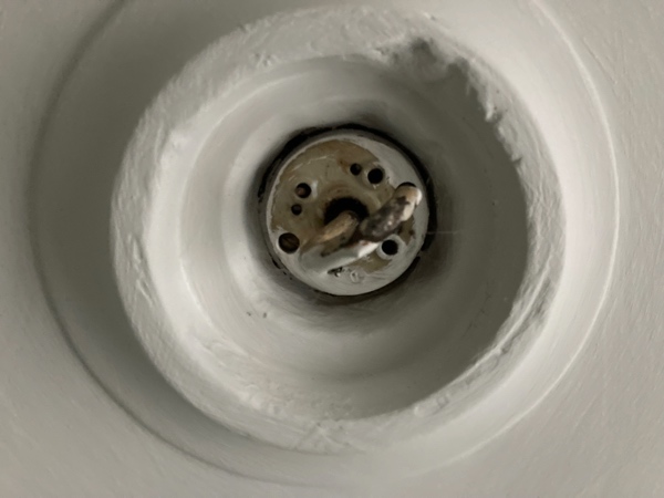 Ophæng af loftslampe