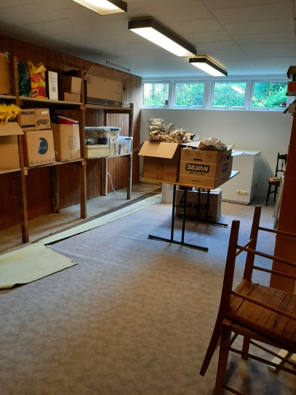 28 kvm kælderrum med gulvtæpper skal skære af og bæres op af kælderen pga. vand i kælderen.