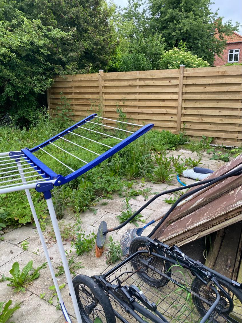 Alt græsset skal slås ned samt ukrudt skal fjernet