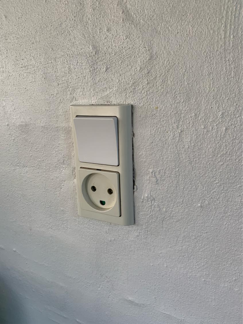 Lavet en lyskontakt efter jeg har udskiftet lysdæmper til vippekontakt kan jeg ikke bruge stikkontakter uden lyset er tændt.