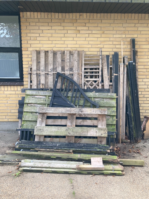 afhentning af gammelt havehegn