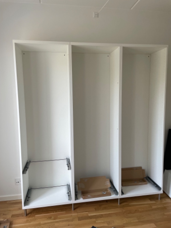 Søger hjælp til montering af låger og skuffer i Ikea Bestå skab.