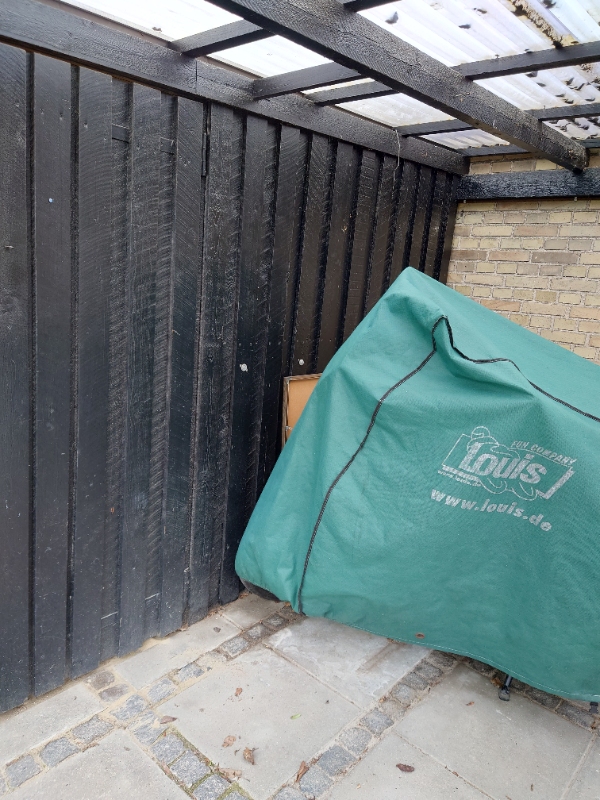 Skur, flytning af væg og montering af skydedør