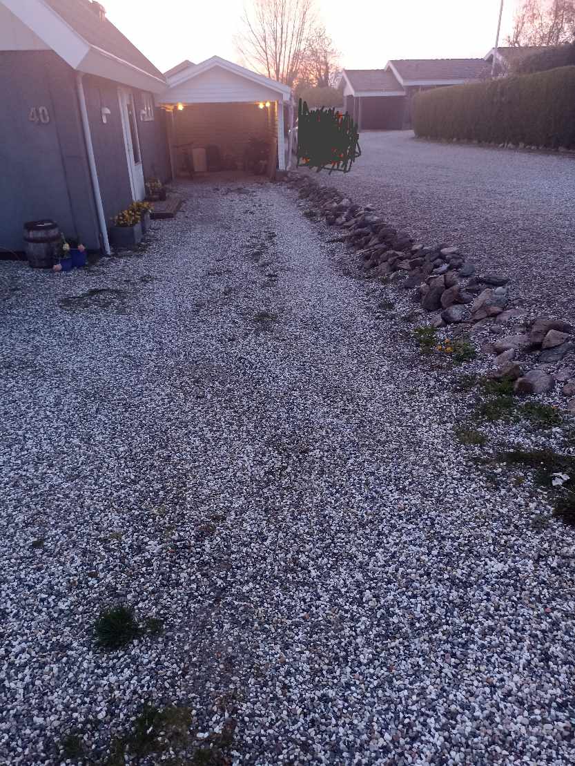 Rydning af ukrudt i indkørsel