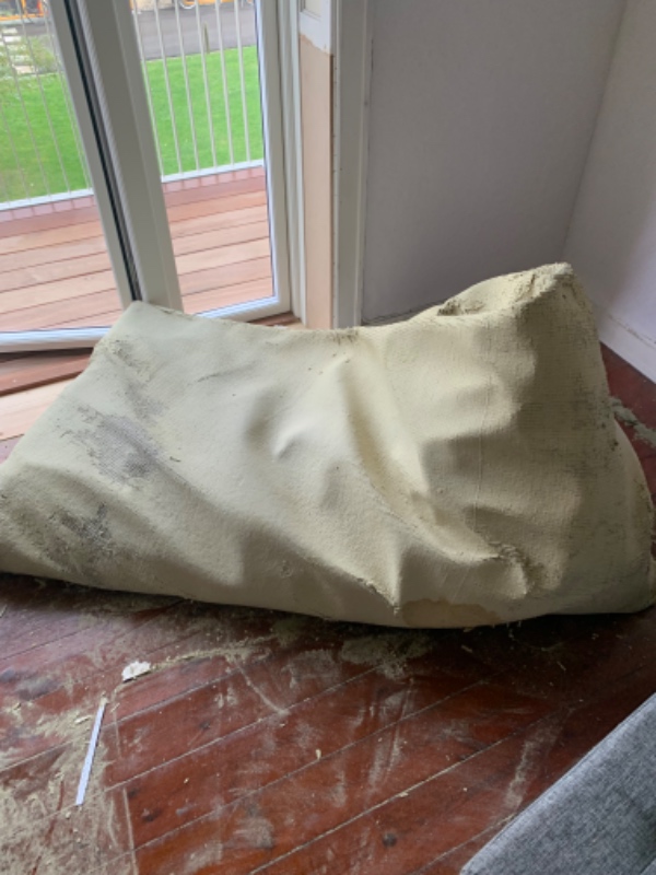 Tæppe og måtter der har ligget under tæppet skal bortskaffes