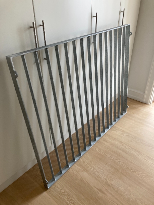 Kørsel af vinduesparti og metal gitter til genbrugsplads