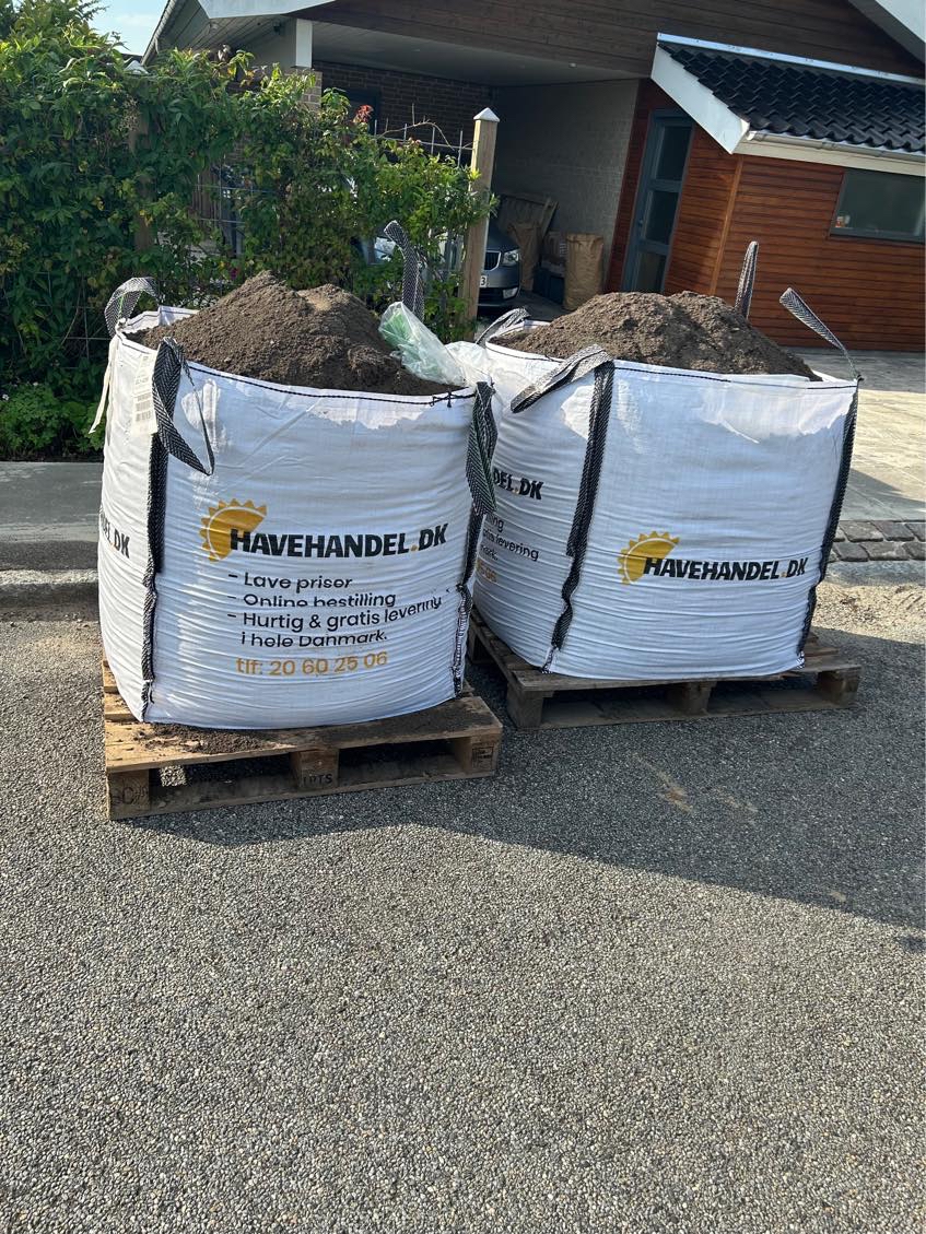 Opgave i dag på Amager : Flytte to Big bags med jord 50 meter med palleløfter