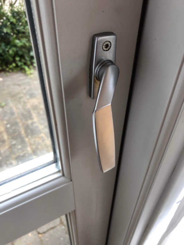 I sættelse af lås og greb indvendigt og udvendigt på terrassedør