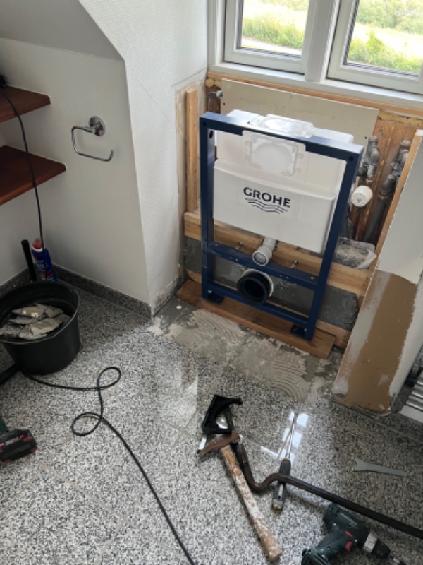 Fjerne og nye fliser, 3 kvm, badeværelse