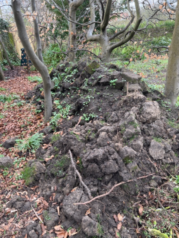 Fjern og bortskaf jordbunke fra have