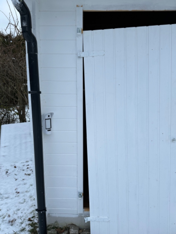 Handyman- karmen til lågen på skuret er gået af