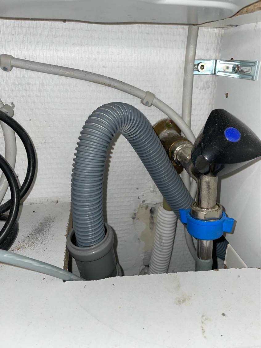 Aquastop på vaskemaskine i køkken