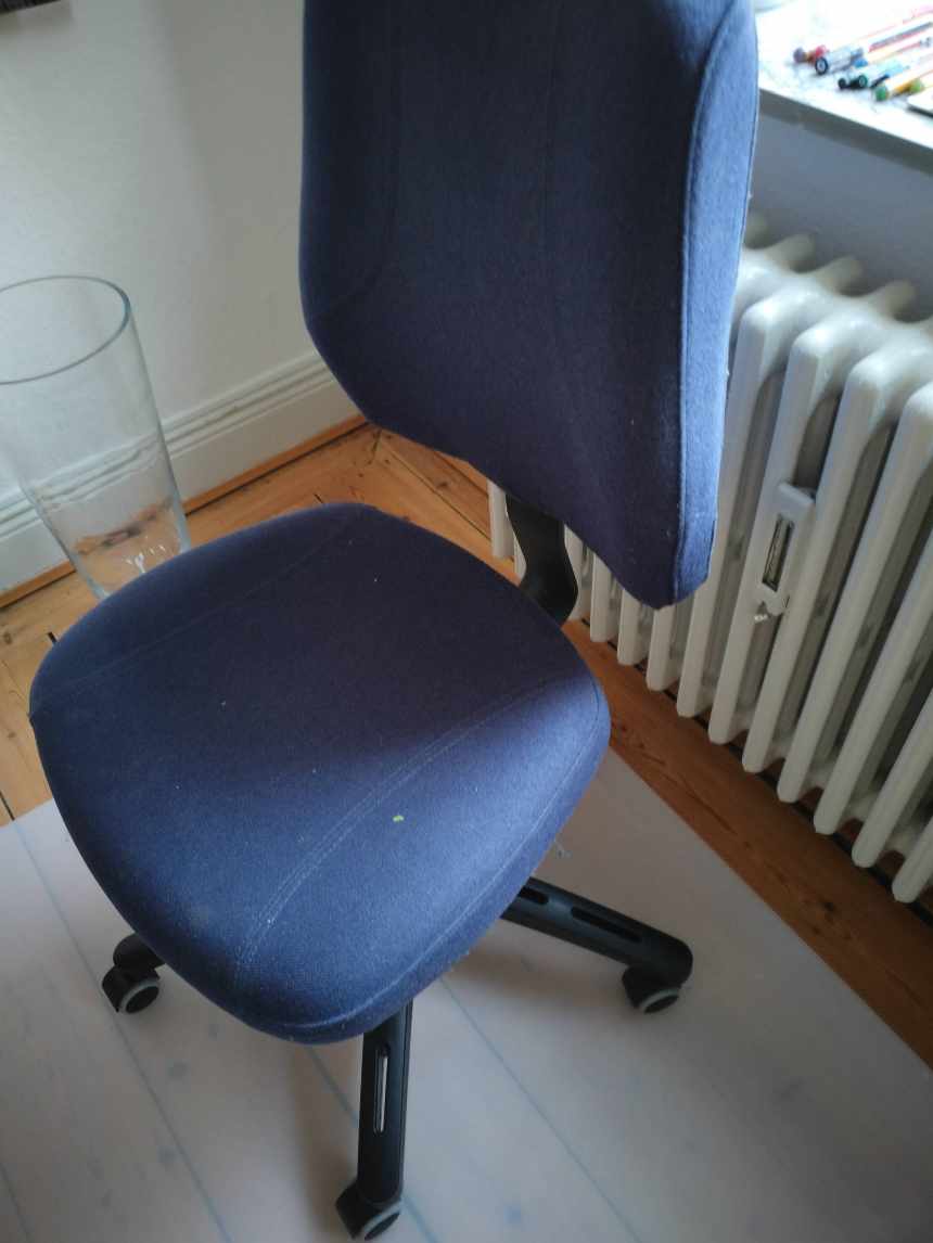 Tømt ud i kælder rum af gamle malerier og tæppe og pap