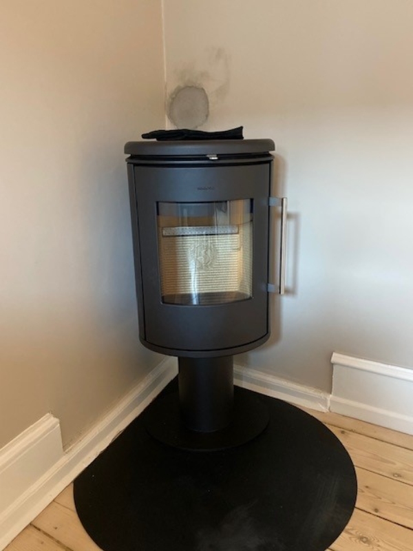 Fikse lappet hul i væg efter brændeovn. Der er kommet cement i, men det skal jævnes og males.