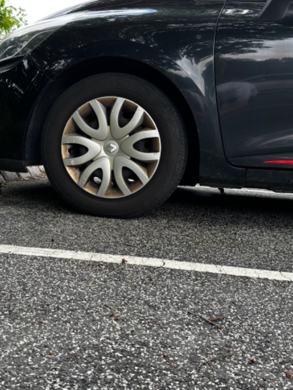 Metal hænger ned under bil