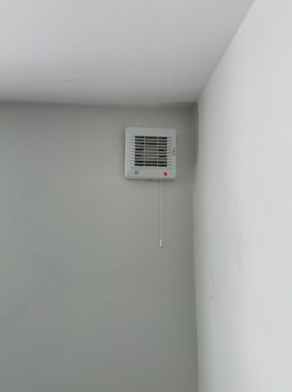 Udskiftning og installation af 2 baderumsventilatorer