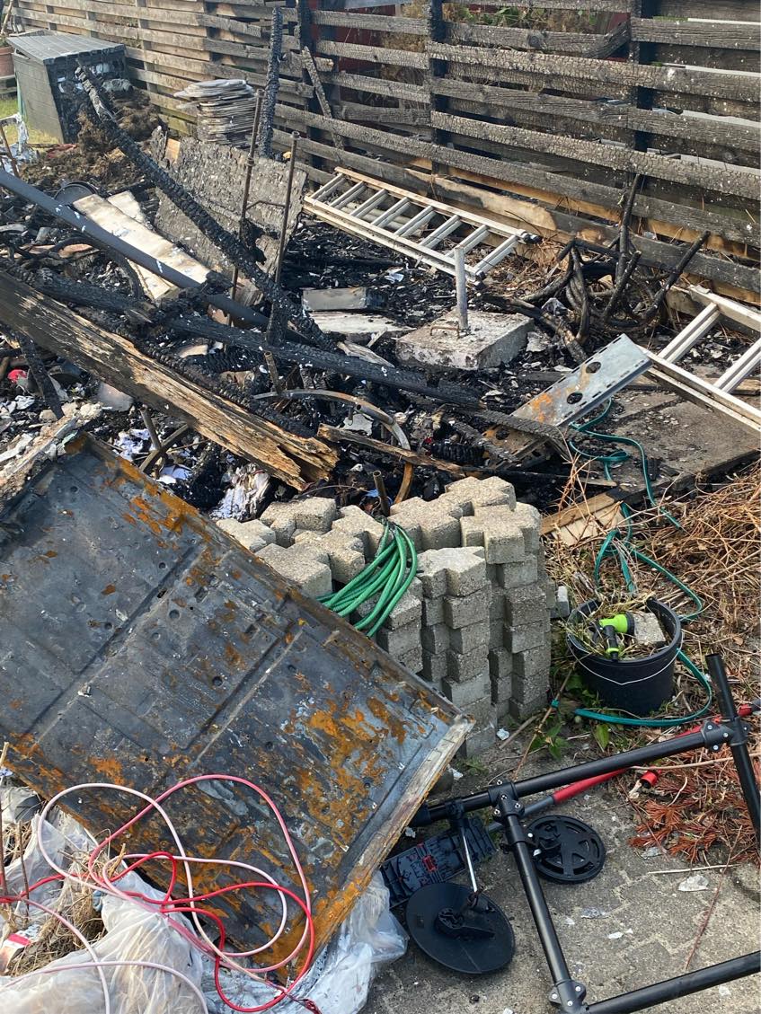 Oprydning efter brændt udhus.