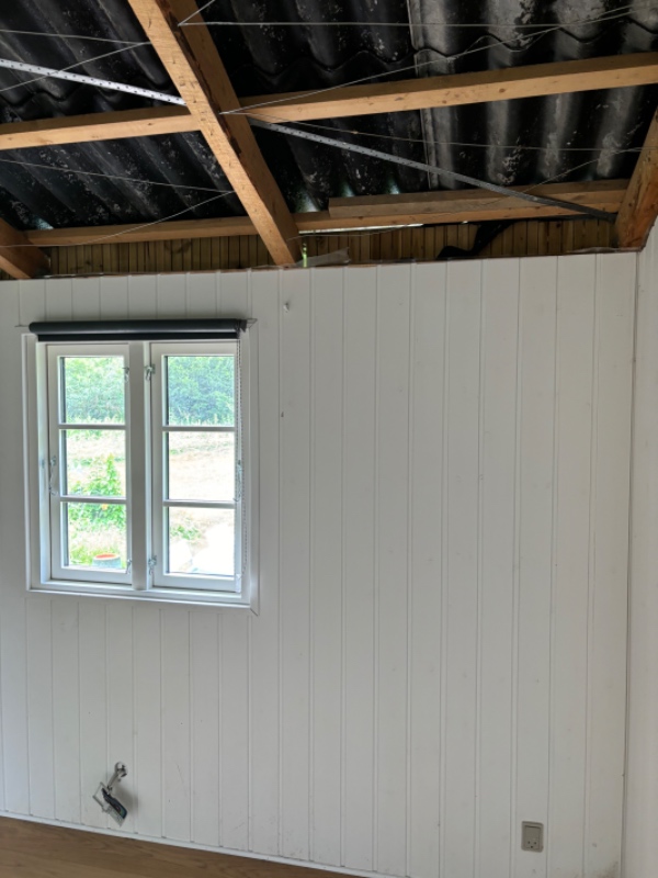 Isolering og brædder i soveværelse