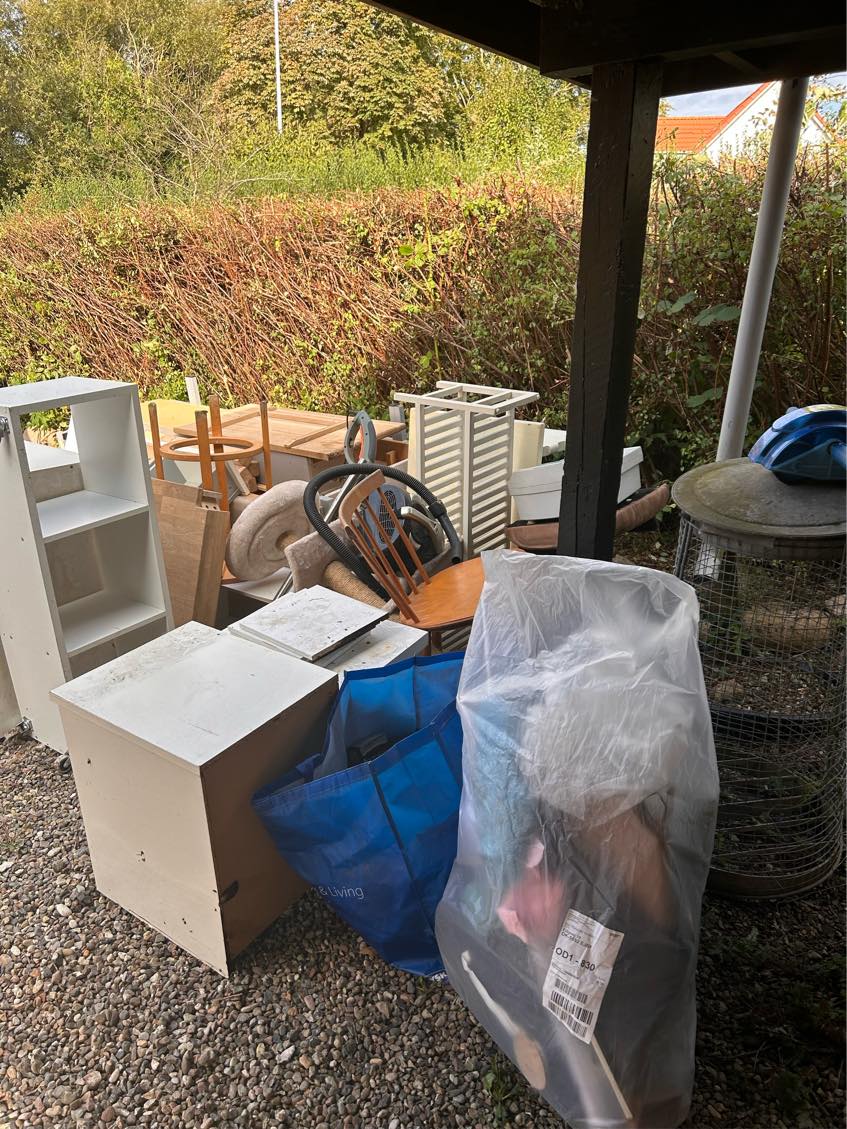 Møbler og ting på genbrugsplads