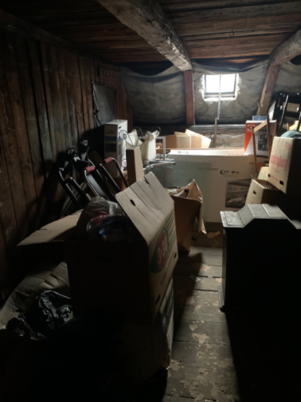 Tømt et loftsrum på ca 12 kvm på 5 sal. Tingene skal tages med.