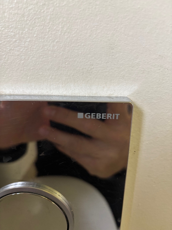 Indbygget toilet - lille skyl er i stykker.