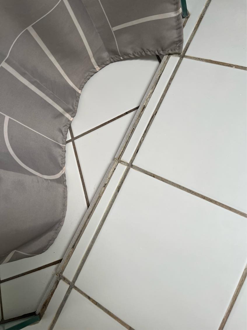 Skiftet 4 badeværelse fliser og fugekanter