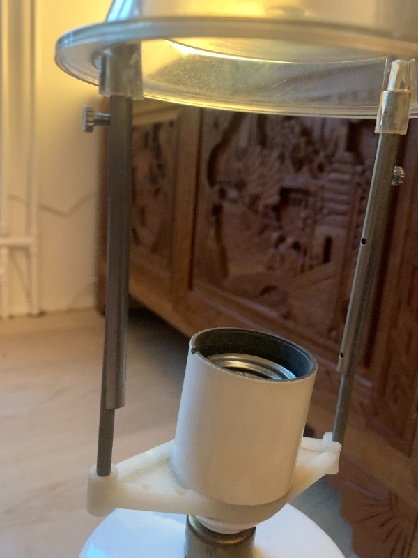 2 "antikke"  bordlamper - De har begge fatninger med omløbsring, der sidder løst. De skal strammes