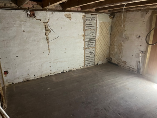 Pudse vægge i kælder