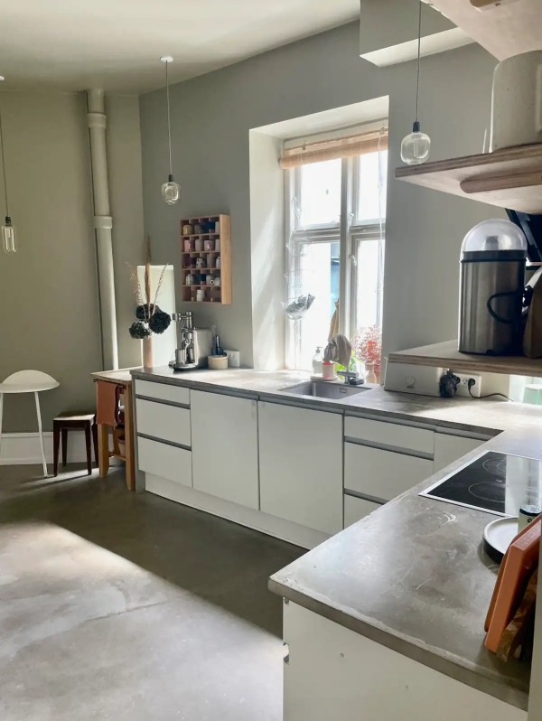 Tilkoblet og hængt to lamper (loftlamper) samt hængt 4 opslagstavler op