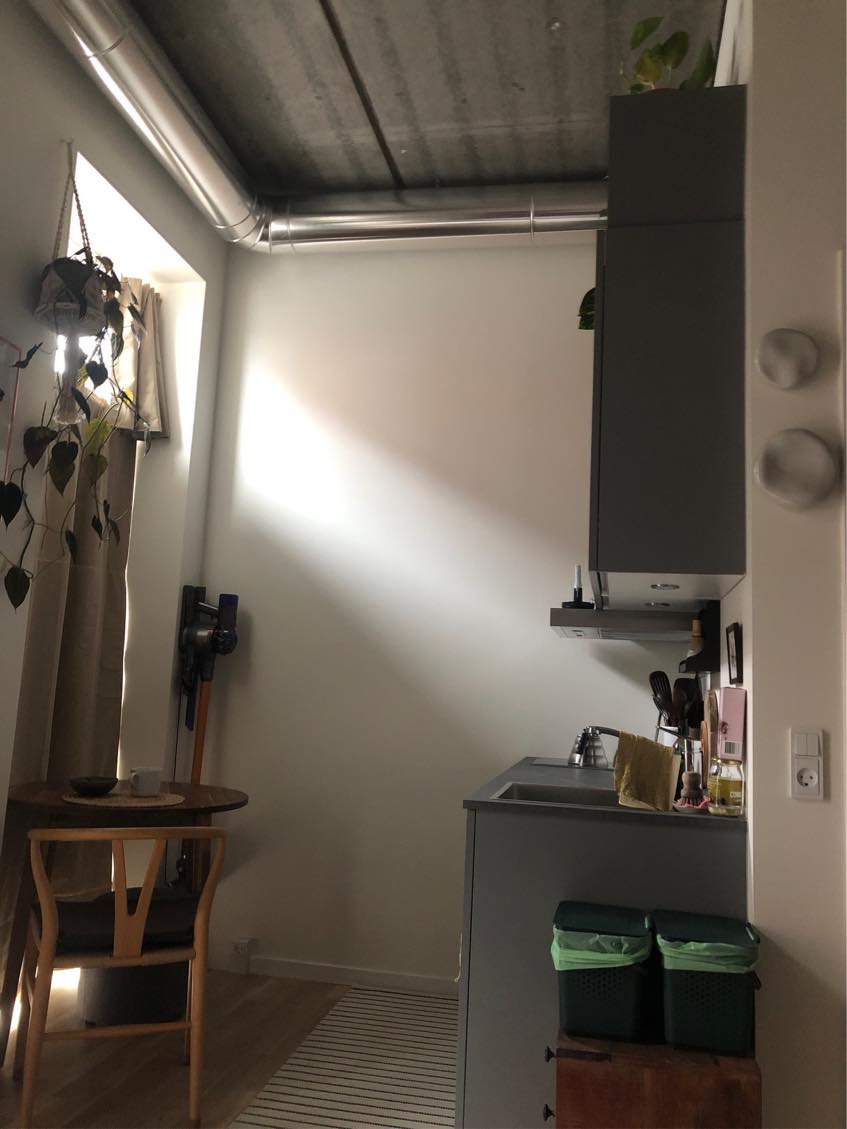 Montering af metal hylder på væggen