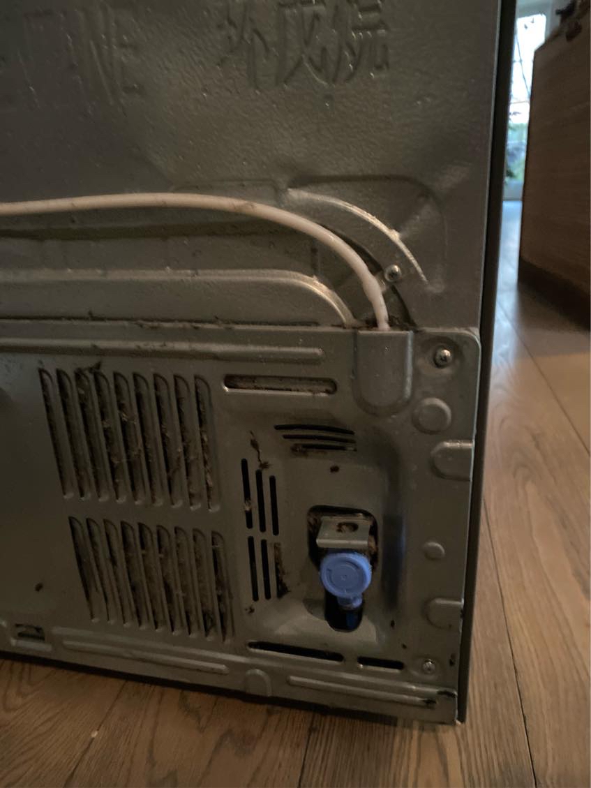 Akut: installation af køleskab m vandtilslutning (vvs)