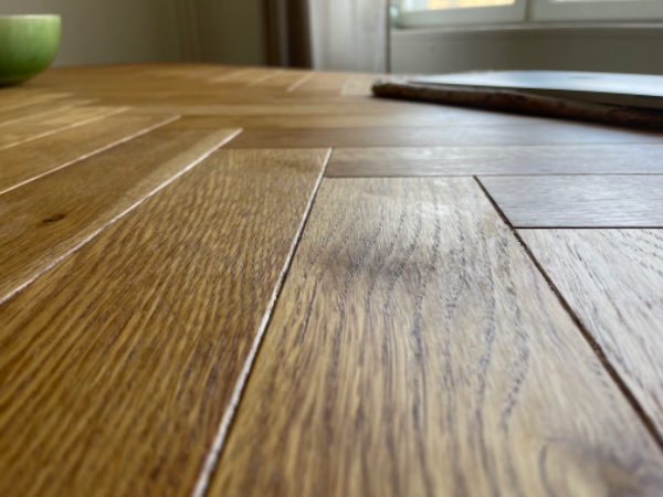 Afslibning og oliering af bordplade